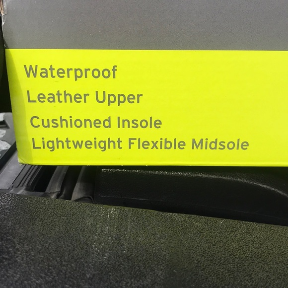 Men’s Hiking Boots - Picture 4 of 5